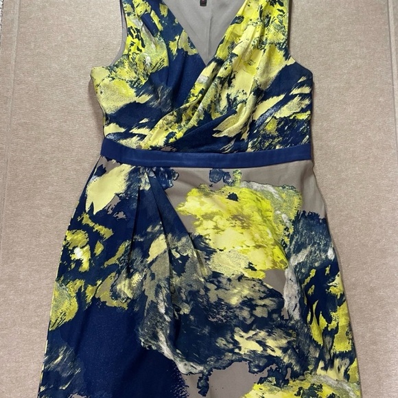 Elegant Sleeveless Jacob Dress in Yellow and Blue Abstract Pattern - Picture 2 of 6